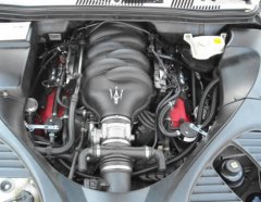 Für Autogasantrieb notwendige Komponenten im Motorraum des Maserati 4.2 l